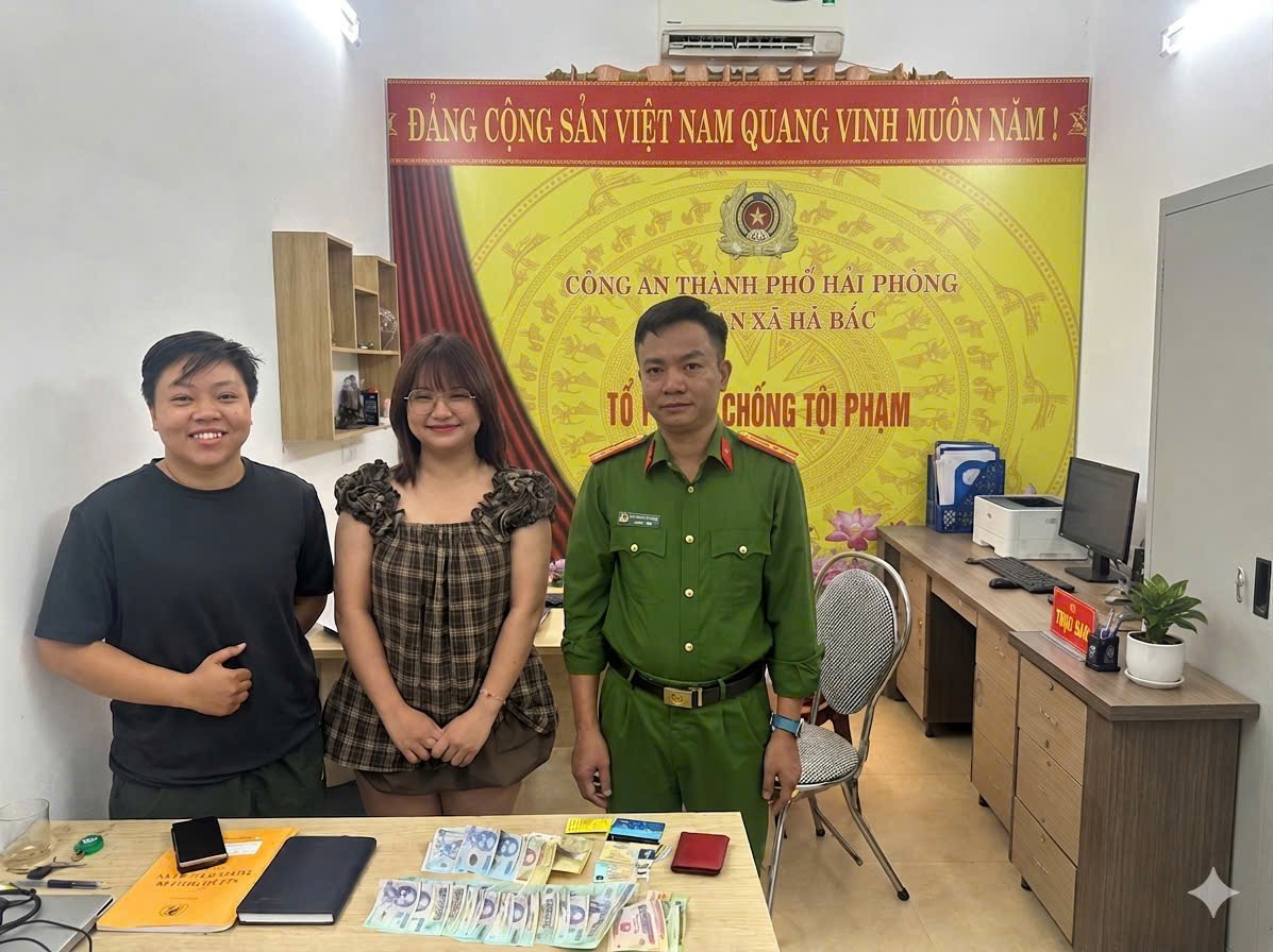 Công an xã Hà Bắc cùng công dân trao trả tài sản cho người đánh rơi